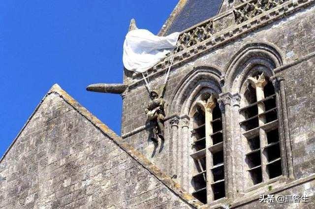 这名挂在法国教堂上74年的美国伞兵经历了怎样的故事？