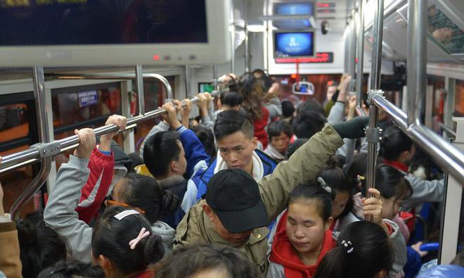 偷手机地铁车厢新闻上海12号地铁延伸最新新闻-第1张图片-太平洋在线
